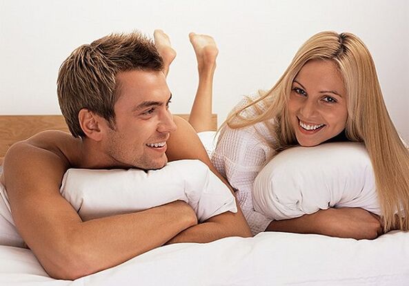 mujer con un hombre que ha aumentado la potencia
