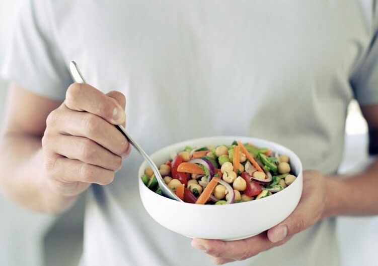 comer ensalada de verduras para potenciar