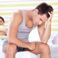 un hombre está molesto por la secreción patológica cuando está excitado